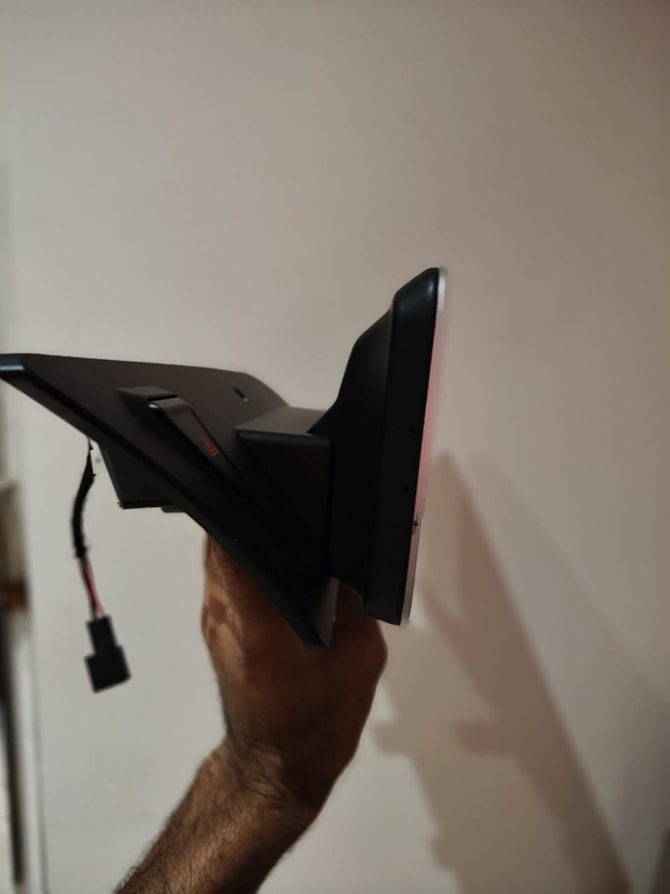 شاسةمزاد اعلى سعر ابيع  اقره الموصفات👇
شاشة نظام وسائط متعددة (Multimedia) تعمل بنظام أندرويد مصممة خصيصاً للسيارات، وتحديداً لسيارات Audi A4L. 
إليك تفاصيل مواصفات الجهاز الظاهرة:
نوع الجهاز: نظام ملاحة وترفيه ذكي للسيارة.
مقاس الشاشة: 10.25 إنش.
نظام التشغيل: أندرويد 12 (Android 12) كما هو مدون على الملصق الأصفر.
الذاكرة: ذاكرة وصول عشوائي (RAM) بسعة 4 جيجابايت ومساحة تخزين داخلية (ROM) بسعة 32 جيجابايت.
التوافق: مخصصة لموديل Audi A4L.
الميزات الإضافية: تحتوي على منفذ لنظام الملاحة GPS، ودعم لشبكات الجيل الرابع 4G، بالإضافة إلى دعم تطبيقات مثل CarPlay وAndroid Auto. 
يتم تركيب هذه الشاشة كبديل للشاشة الأصلية في السيارة لتقديم ميزات حديثة مثل تشغيل الفيديو، وتطبيقات الخرائط المحدثة، وتوصيل الهاتف الذكي لاسلكياً.


**إذا كنت صاحب هذا الإعلان وتريد حذفه لأي سبب، رجاءا أرسل رسالة إلى الدعم الفني**