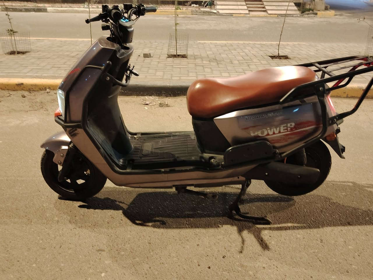 دراجه شحن للبيع 
مواصفاتها درع حمايه للدراجه بالكامل صندوگ تحط بي غراضك 6بطاريات 32 امبير للبطاريه الوحده بصمتين وسويچين بيها R بگ لايت وره مثل مال سيارات اللون رصاصي جوزه تطفي الدراجه شاحنه قويه 
السعر مناسب الرقم *********** واتساب موجود
