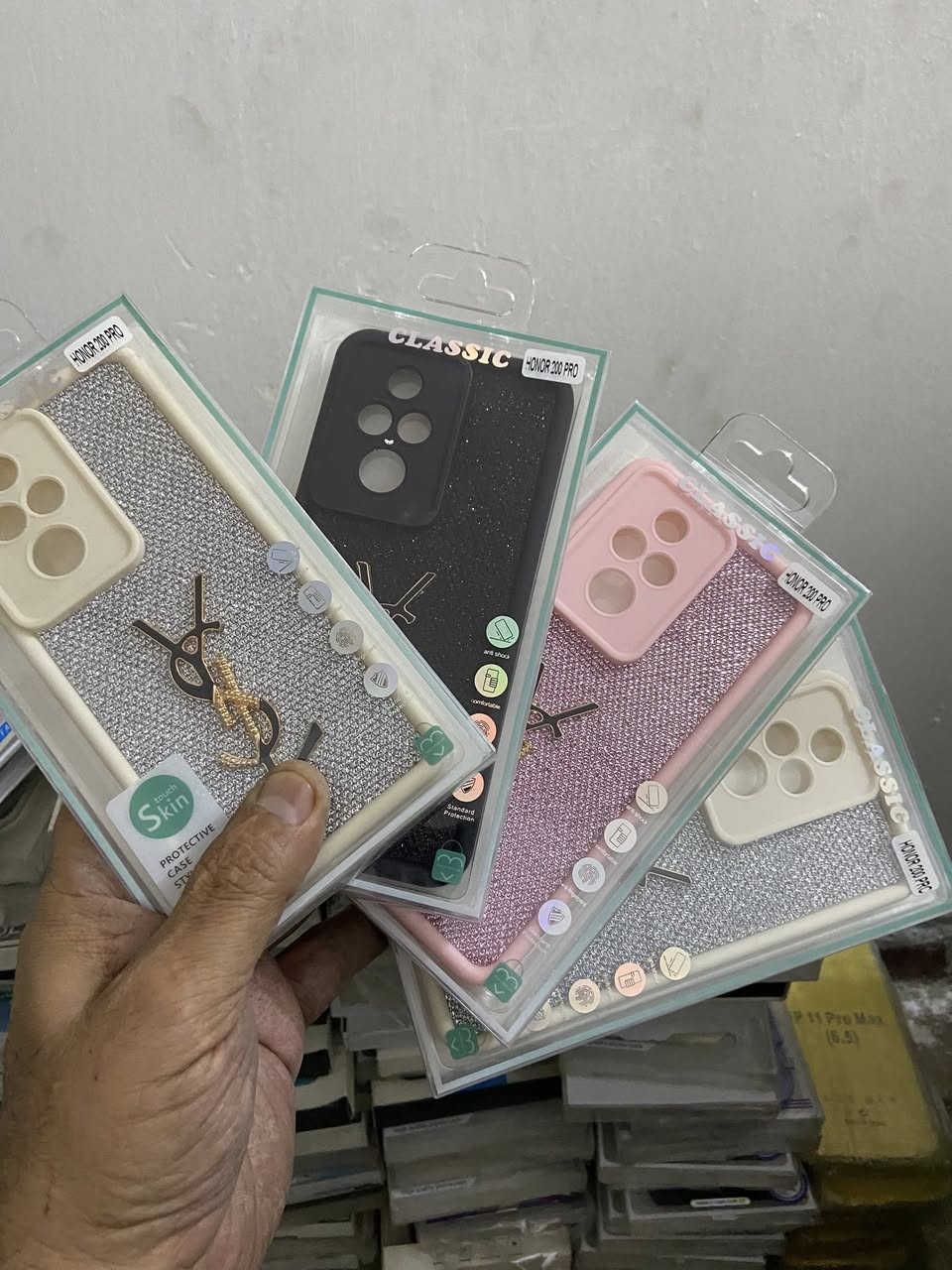 عرض خاص جمله فقط سعر الكفر 250 دينار وسعرلاصق شاشه 150 دينار انواع وموديلات حديثه توصيل لجميع المحافضات ***********
