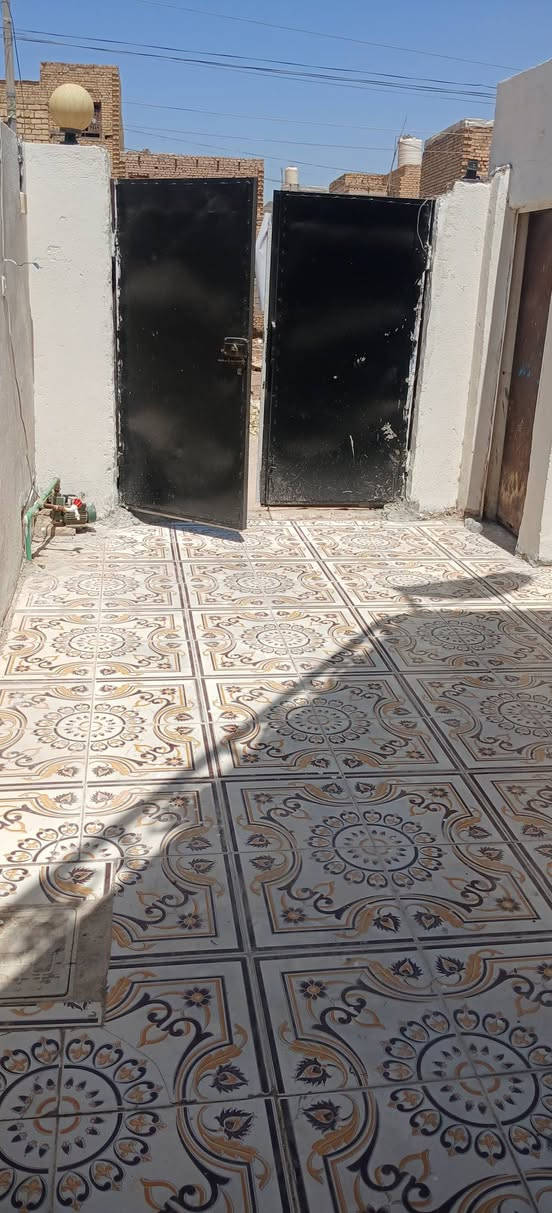 بيت ١٠٠ م عشره في خمسه طابق ونص استقبال وصاله ومطبخ 
وحمام وغرفة نوم السعر ٦٥مليون مطلوب ٨ملايين اسكان يريد المشتري يسددهن اقساط يريد ندفعهن كامل ونرفع الحجز ونحول البيت العنوان الجبيسه قرب سيد خلاوي ***********
