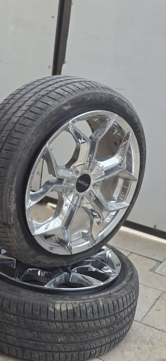 للبيع تخم ويلات MKW كروم قياس 18 ويا تايرات
القياس: 225/45ZR18
الحالة: نظيفات وبدون لحامات أو تشققات
الشكل سبورت ولمعة قوية
***********
