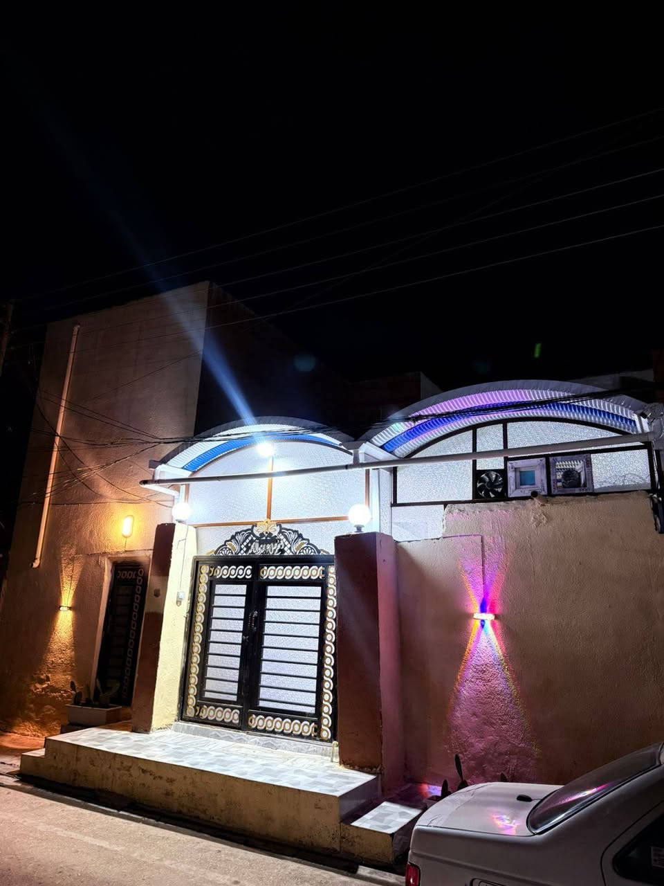 بيت 🏡 200 م طابقين ترميم حديث يحتوي على 5 غرف و صاله و استقبال و مطبح و حمام داخلي +  خارجي و مكاشيف عدد 2 و البيت ب صورة عامة ترميم حديث الماء و المجاري و الكهرباء
الموقع عسكري كبل شارع الادالة الجنائية
السعر 175 مليون و بي مجال 
التواصل ***********
