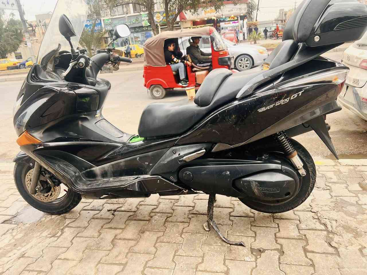 السلام عليكم
سلفر جيتي. 400 
محرك مكفول 
كفرات بيها ضربات بسيطه 
***********
