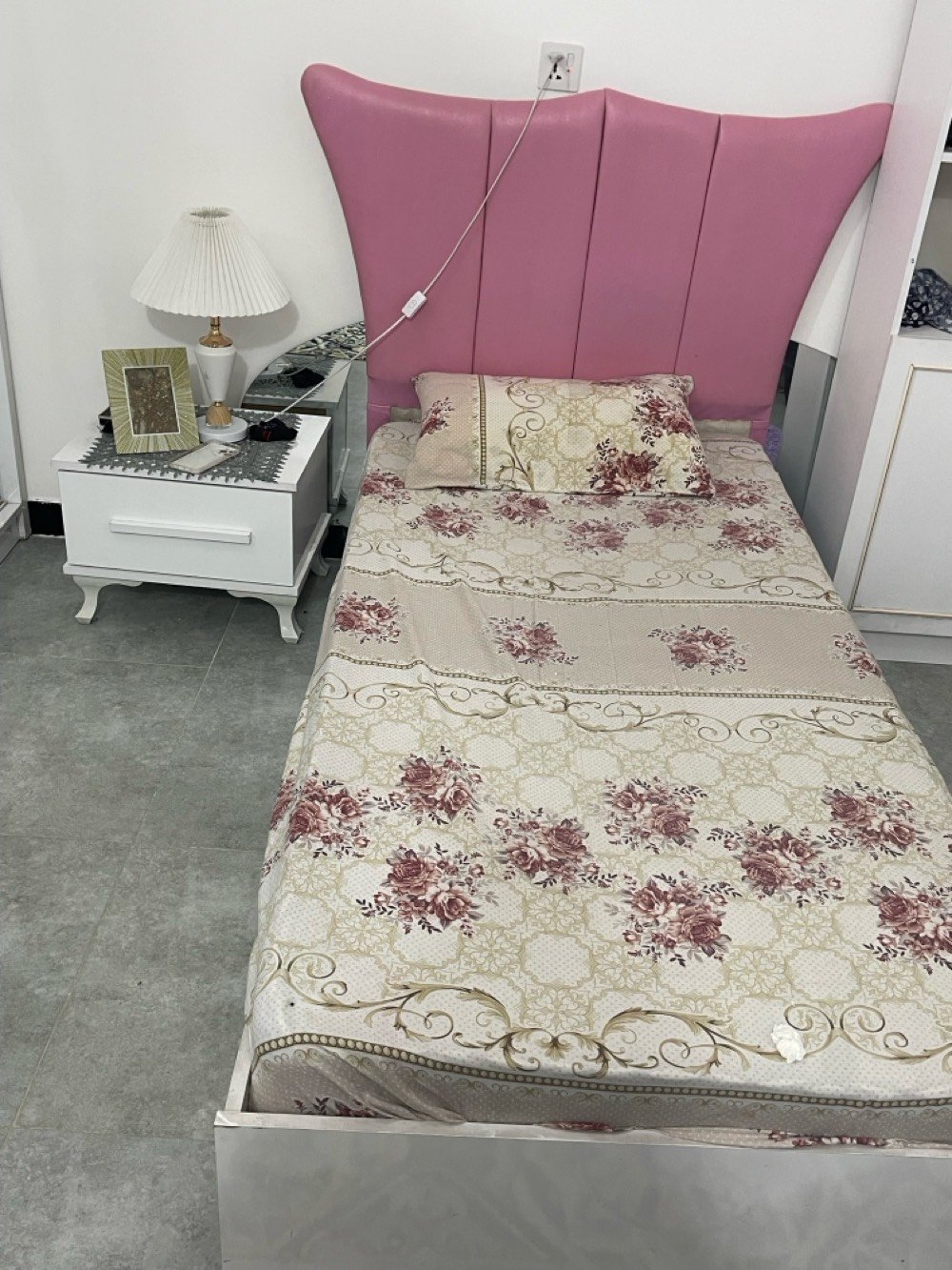 ثلاث غرف نوم تركية 
. الغرفة الاولى الزرقة الشبابية تحتوي ؏ سرير واحد وميز صغير وميز كبير وكنتور بابين
. الغرفة الثانية الوردي تحتوي ؏ سرير عدد ٢ وميز صغير وميز كبير وكنتور بابين
. الغرفة الثالثة تحتوي ؏ سرير عدد ٢ وميز صغير وميز كبير وكنتور بابين 
ابيعهن كلهم جره وحده ؏ مليون ثلاثتهم وبي مجال انزل من السعر للي جاد فعلًا يشتري