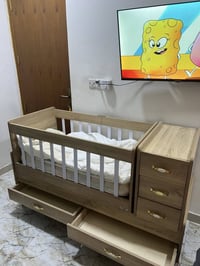 سرير أطفال • للبيع