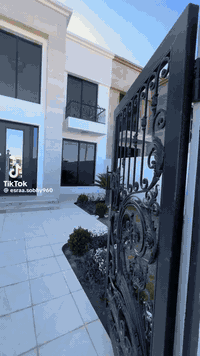 بيت مجمع المروج جاردينز
مساحة 250 متر
واجة 12 متر 
يحتوي على نظام سمارت هوم
يحتوي. على 6 سبالت انفيرتر 

سعر الكلي 305 مليون. واصل 84 مليون 
باقي دفعات كل. 4 اشهر 20 مليون
مطلع على حديقة  

((علما سعر حاليا بشركة 320 مليون ))

الاستفسار ***********
