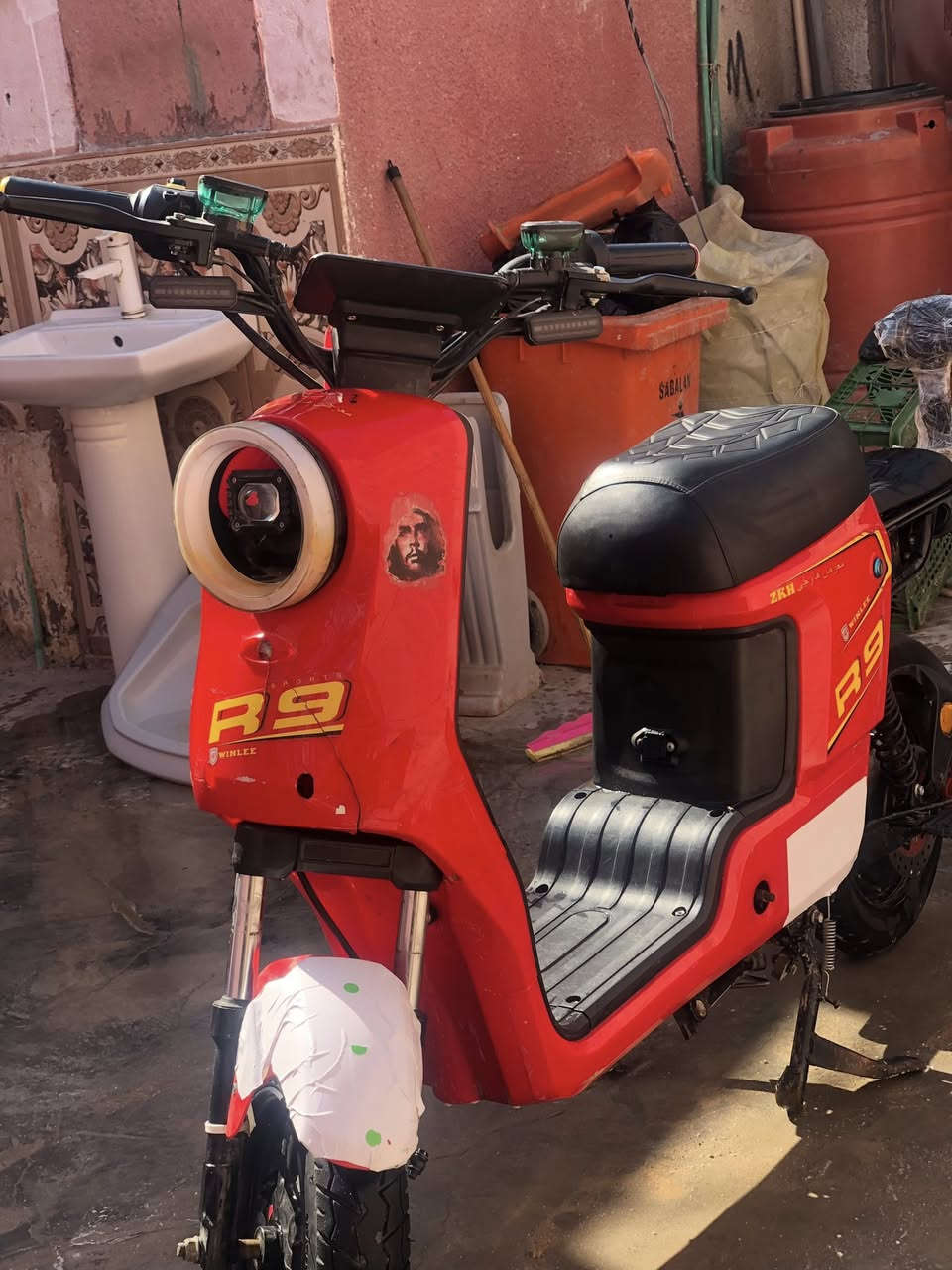 دراجه r9دراجه حلوه ونضيفه مزوده ٦باتريات كبار فول مواصفات بريكات اماميً خلفي دبلات المكانً البصره الزبير يم مستشفئ الشفاء السعر ٣٥٠ وبيه مجال رقمي ***********
