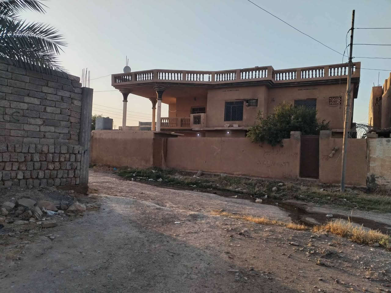 الدار للبيع 

بيجي حي الرساله قرب شارع المقبره يبعد عن الشارع العام 50 متر:ملاحظه البيت قسام شرعي المعامله كامله للستفسار ***********... مساحه البيت 388 متر
خمس غرف نوم هول وستقبال. وماي خطين وبير بي ومخزن خارجي وكامل حتا خط مولد ستفسار خاص واني خادم... الجميع @إشارة
