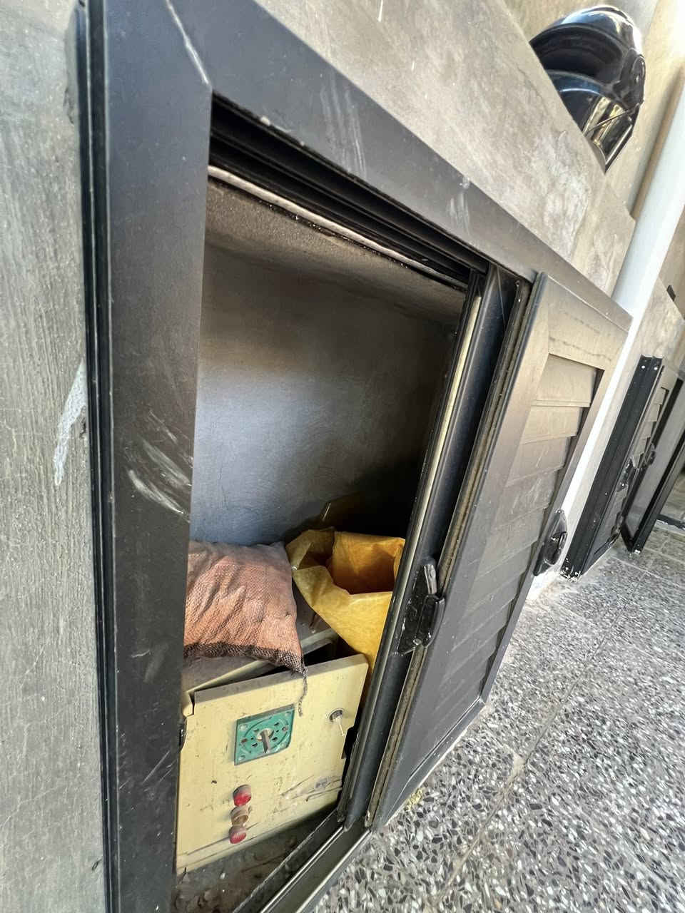 سلام عليكم اخوان تفاصيل داخل الفديو شراي يتصل وبخدمته ***********/ العنوان بغداد الحسينيه الراشدية ￼ البيت جديد بمعنى الكلمة وما حد ساكن بية مال جنية مو شراي بياع
