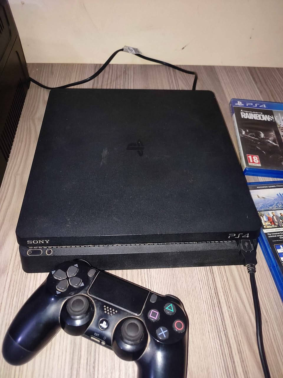 بلايستيشن 4 سلم 1 تيرا مع جويستك الاصلي و 4 العاب و ups جديد السعر 280 ألف🖤. 

للتواصل -واتساب- *********** ديوانية, القادسية

