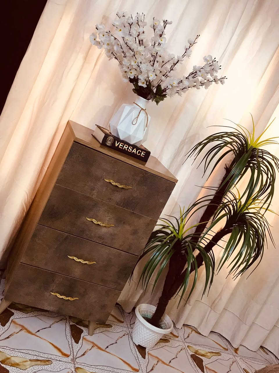 #غرفة_تركيه_للبيع_نضافه 💯 🛏️🪞👇
غرفة 8 قطع السرير مخزن والشازلون مخزن
القويه الثگيله التكمه نبيعها بسعر مناسب للأستفسار خاص
***********
