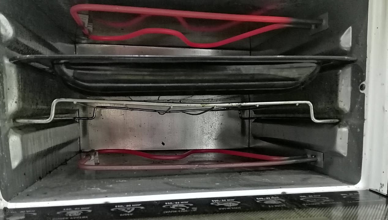 اوفن للبيع حجم وسط نظيف وشغال السعر ٢٨ الاتصال عالرقم *********** ويوجد خدمه توصيل
