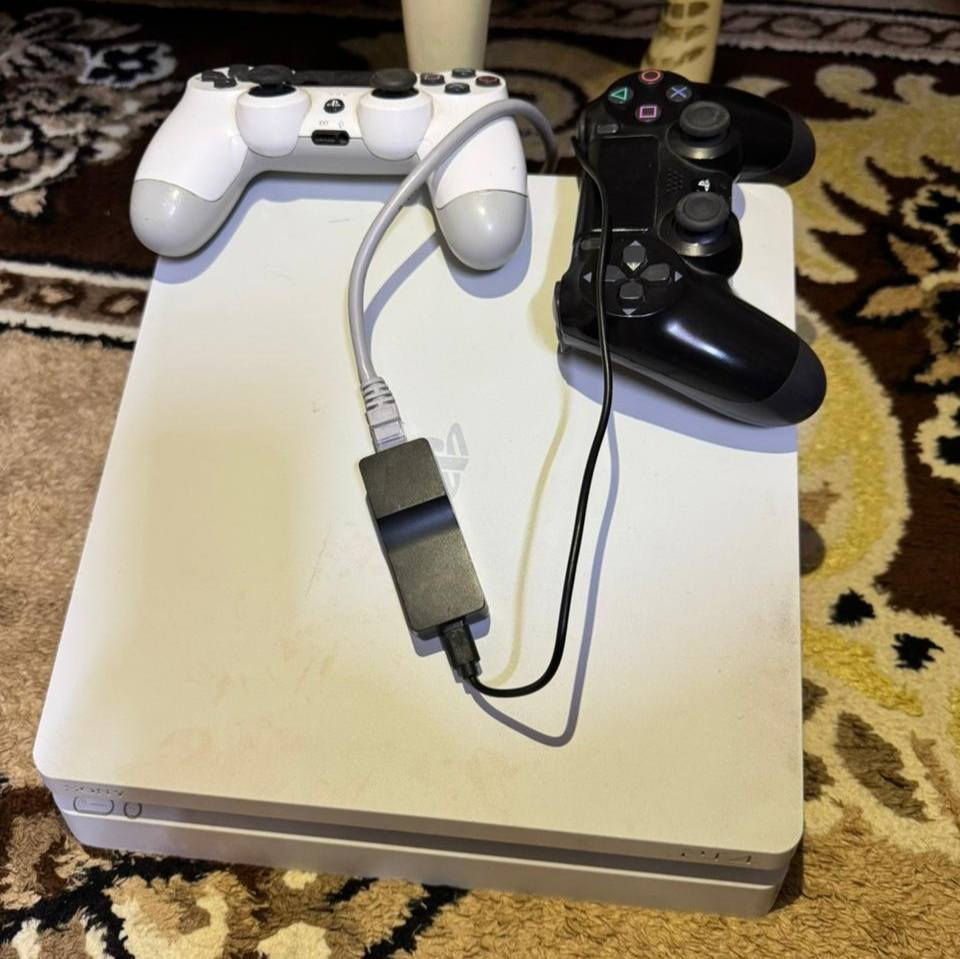 سلام عليكم من رخصت الادمن
بلي فور ياباني سلم نضافه 90‎%‎ 
ما مفتوح  
هارد 500 جيجابايت 
مهكر نضام 11 
جوستك عدد 2 اصلي 
كامل ملحقات 
السعر 300 الف وبي مجال
التواصل واتساب وتصال ***********
اتصال واتساب ***********
