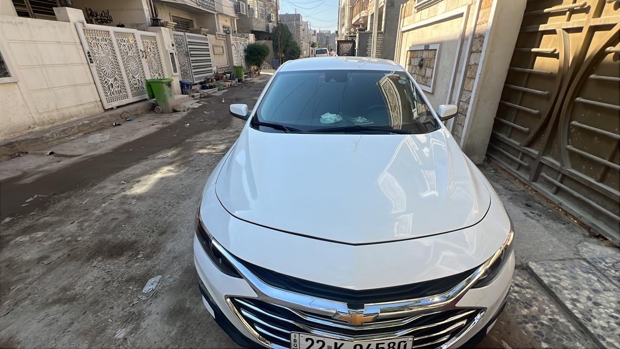 سيارة شيفروليه ماليبو، موديل حديث، لون أبيض. بحالة ممتازة من الداخل والخارج، بدون أي صبغ إضافي أو ضرر. السيارة مزودة بجميع الميزات الأساسية لراحة وأمان السائق والركاب. المقصورة الداخلية واسعة ومريحة، مناسبة للرحلات الطويلة واستخدام اليومي.