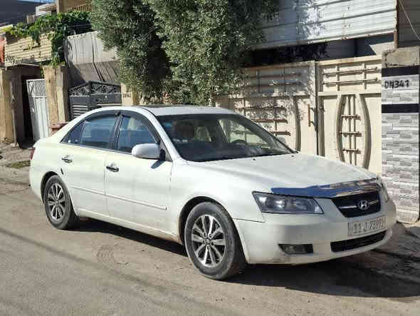 السلام عليكم للبيع او المراوس سوناتا موديل ٢٠٠٨
وارد امريكي محرك ٢٤٠٠ اربعه سلندرفول مواصفات 
فتحه 
كشنات جلد+كهرباء
تحكم استيرن 
صدر امامي خلفي جديد تخم تاير جديد ارقام وهزه جديده حادثها جاملغ امامي ايمن وبنيد بدون دواخل السعر ٨٨ وبيها مجال بسيط 
مكاني الدوره ابو دشير 
رقم الهاتف *********** بغداد
