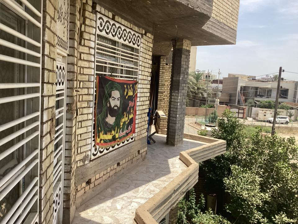 فرصة مميزة للسكن الراقي في حي الأساتذة - الحلة 🏡
للبيع منزل بمساحة 300 متر مربع، في موقع استراتيجي وخدمات متكاملة. المنزل مصمم ليوفر الراحة والخصوصية للعائلة الكبيرة.
تفاصيل العقار:
 الطابق الأرضي: استقبال واسع، صالة مريحة، مطبخ، وغرفتان للنوم.
 الطابق الثاني: 5 غرف نوم واسعة (توزيع مثالي).
 المساحة: 300 متر مربع.
 الحالة: البيت بحالة ممتازة وجاهز للسكن.
📍 الموقع: حي الأساتذة - بابل.
للاستفسار او حجز موعد لزيارة البيت الاتصال على الرقم

***********
 يحتوي على واتساب وماسنجر
