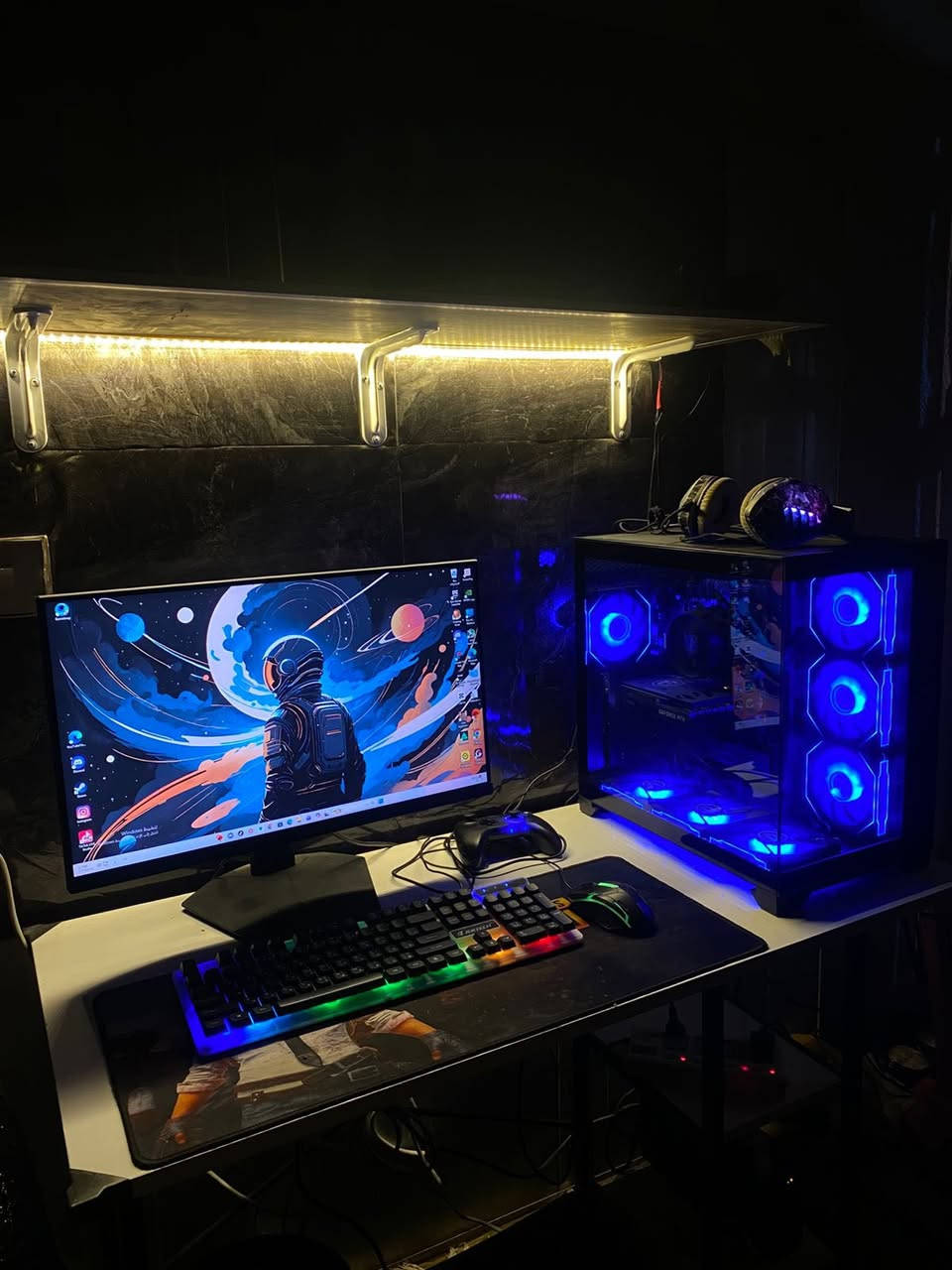 حاسبة للبيع
مذربورد asus 2025 
بروسسر (معالج) AMD Ryzen5 5500
رامات puskill 16 گيگا DDR4
كارت شاشة msi نيفيديا RTX 3050 
اقصى اعدادات بكل الالعاب تشتغل مرتاحة 

الكيس herogear xL 2025  
7 فان rgb بي تقريبا 10 الوان وتحكم 
كيبورد jertech rgb 
ماوس وسماعات محيطي rgb 
سماعات خارجية حلوة صوتها مرتب وعالي 
جويستك gamesir t4w كلش مرتب وحلو بالالعاب 
ماوس باد جبير 

شاشة msi قياس 24 
180فريم تنطي 

الميز ممتاز 120*60 
ارتفاع 80
سعر 900 
رقمي ***********
