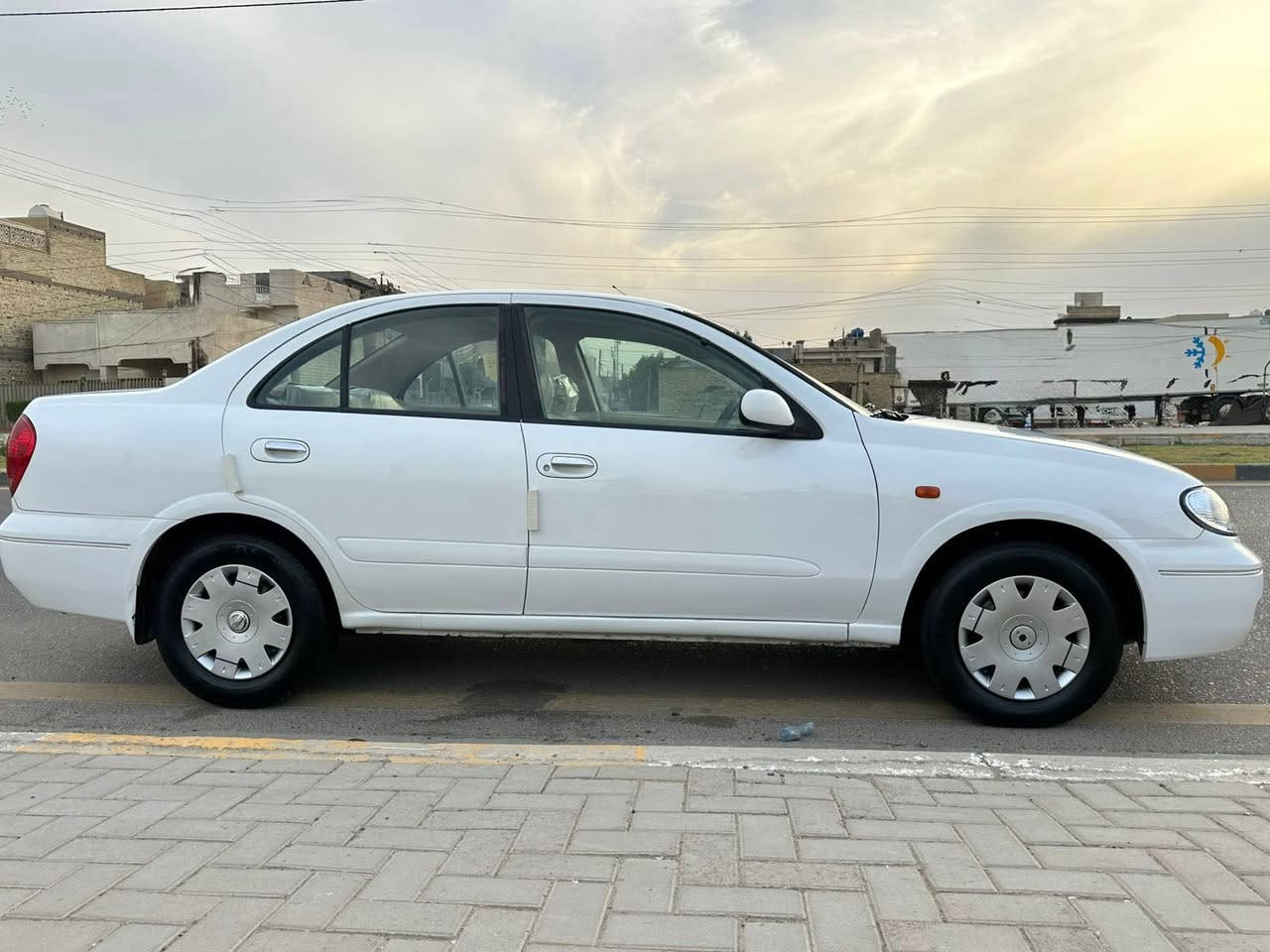 مرحبا حبايبي هاي نيسان سني ياباني اصلي ام التكمه الزركه سعوديه اربعه جام السياره بيهة طخه بل باب الصدر وجملغ ومصبغات وبيهة قطعتين رش ابيع هل موجود فقط السياره جديده جدا ومامتعوبه برغي مانقصهة كامله كير مكينه عل وضع الشركه صدر وتخم تاير قبل اسبوع مبدلهن عل يدي جديد 
الموديل ٢٠٠٩ السعر ٨٨ وهاذ الرقم ***********موفق
