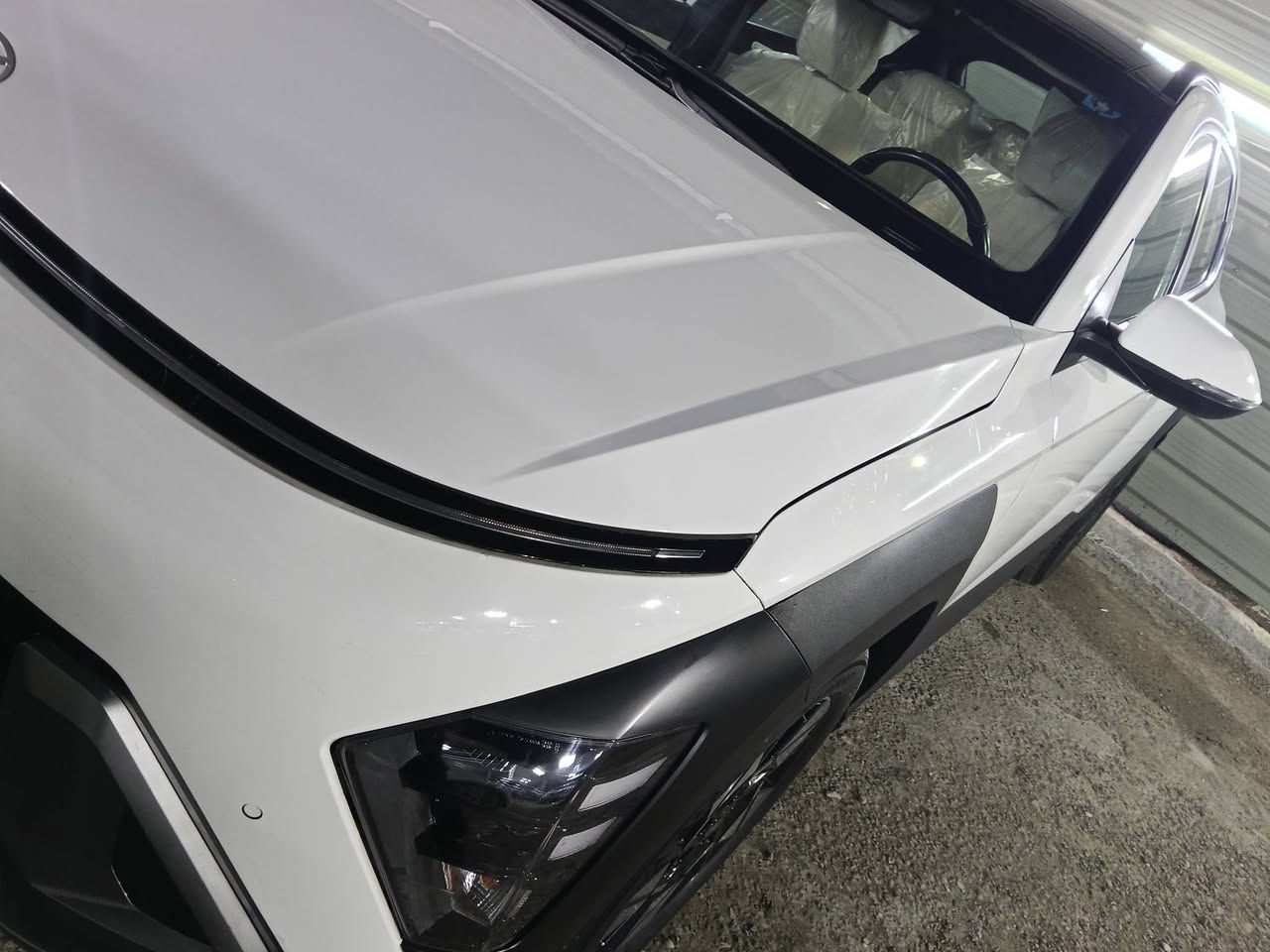 للبيع: هيونداي كونا 2024 (Kona) - خليجي فول مواصفات
السيارة بحالة الوكالة، تجمع بين التكنولوجيا المتطورة والاقتصادية بالوقود.
المواصفات العامة:
الموديل: 2024 (الشكل الجديد كلياً).
المواصفات: خليجي - فول مواصفات (Top Option).
المميزات والإضافات:
التصميم الخارجي: إضاءة LED ممتدة (Seamless Horizon Lamp)، فتحة سقف، ويل كاب حجم كبير، حساسات أمامية وخلفية.
المقصورة: شاشة دبل (الشاشات المدمجة الجديدة)، كاميرا 360 درجة، رادار، كراسي جلد (تحكم كهربائي)، شحن لاسلكي.
الأنظمة: نظام القيادة الذاتية البسيط، تثبيت سرعة ذكي، تنبيه خروج عن المسار، ونظام صوتي مميز.
حالة السيارة (البدن):
الضرر: السيارة جداً نظيفة، بيها جاملغ وبانيد مبدل بلادي (نفس اللون وبدون صبغ)، وباقي السيارة مكفولة من كلشي
الشاصي والايرباك: كفالة عامة (سليم 100%).

الاستفسار اكثر 
(***********.  واتساب فقط)
