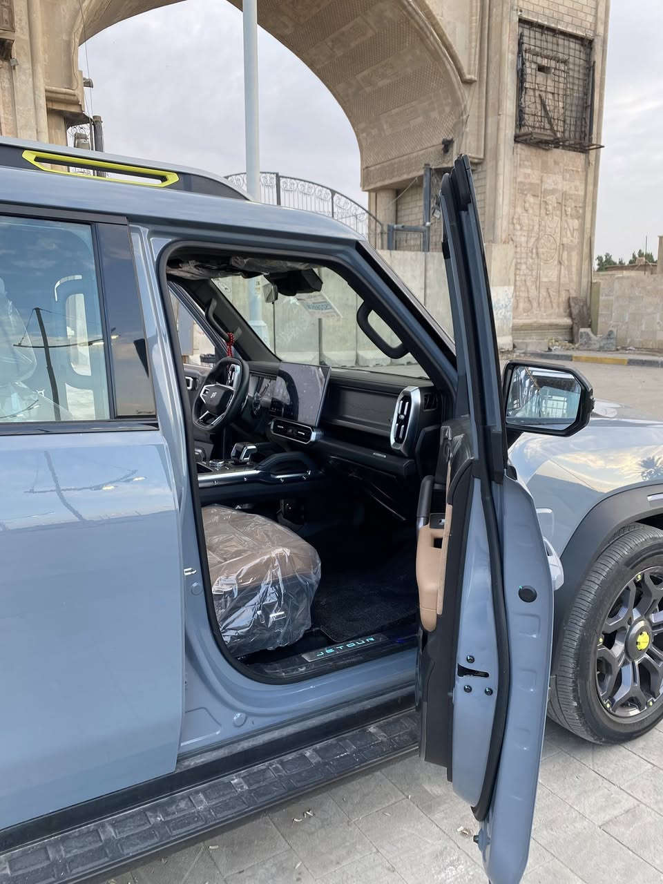 T2 LUXURY جيتور تي تو
الموديل: 2025 كفاله عامه 
الرقم: اربيل 
المحرك: محرك 2.0 لتر تيربو 4 سلندر : 254 حصان
ماشيه (29km)
كاميرات محيطية 540 درجة
• رادار تفاعلي
• نظام التحذير من التصادم الأمامي والخلفي
• نظام تحذير مغادرة المسرب
• نظام المساعدة للبقاء في المسرب
• نظام القيادة شبه الذاتية
• نظام مراقبة النقطة العمياء
• نظام الكبح التلقائي في حالة الطوارئ
• حساسات اصطفاف أمامية وخلفية
• نظام الفرامل اليديوية الأوتوماتيكي (Autohold)
• ماسحات الزجاج الامامي مع حساس تلقائي للمطر
• 6 وسائد هوائية امامية وجانبية عدد
• نظام المكابح المانعة للانغلاق ABS
• نظام التحكم بالثبات ESC
• نظام التحكم بنزول المنحدرات
• نظام مساعد لصعود المرتفعات
المواصفات الداخلية والخارجية:
• شاشة عرض ترفيهية قياس 15.6 إنش
• شاشة عرض معلومات القيادة قياس 10.25 إنش
• نظام ابل كاربلاي واندرويد اوتو
• نظام صوتي فاخر 12 سماعة نوع SONY
• نظام أوامر وتحكم صوتي
• فتحة سقف بانوراما
• مقصورة الركاب من الجلد الفاخر
• مقعد السائق والراكب تبريد
• مقعد السائق والراكب كهربائي
• مقعد السائق والراكب مزود بذاكرة لحفظ 3 وضعيات الجلوس
• إنارة محيطية مع إضاءة ترحيبية
• نظام تقليل الضجيج داخل المقصورة النشط
• شاحن هاتف لاسلكي سريع
• الأضواء الأمامية والخلفية أوتوماتيكية ليد (LED)

السعر 275 وبيه مجال 
الرقم : ***********
عنوان : البصره / ياسين خريبط
