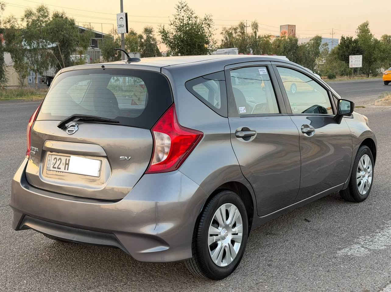 NISSAN VERSA NOTE SV
موديل.2017وارد امريكي لون نفطي
*********** ☎️
حجم محرك 4 سلندر 1600 
رقم اربيل دولي سنويه جديد
گير محرك بشرط لا صرف ولا بخار مامفتوح ماشيه 50 ألف حقيقي 
صدر امامي خلفي جديد كهربائيات كل شغال تخم تاير جديد تبريد شغال 
مواصفات SV معروفه
تحكم ستيرن طرفين جامات كهربائي شاشه جبيره كاميره خلفيه مانع تزحلق وباقي مواصفات معروفه 

صبغ:-3قطع جاملغ بوند وقبغ صندوك بدون دواخل 
سعر:.(88).وبي مجال بصيط🩶
عنوان :.كركوك Singapore

