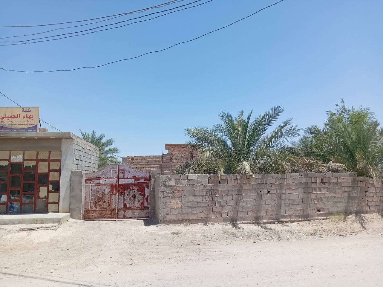 🏡 للبيع قطعة أرض بمساحة 2300 متر مربع
📍 الموقع: قضاء الكرمة – منطقة البصياح – خلف المخازن الغذائية
⏱️ تبعد عن سنتر مدينة الكرمة حوالي 5 دقائق فقط.

✅ الواجهة: 27 متر
✅ النزال: 85 متر
✅ على شارع بعرض 15 متر
✅ جنس العقار: طابو زراعي

🏠 منزل طابق أرضي بناء طابوق بحالة جيدة، يتكون من:

- 3 غرف
- صالة
- هول
- استقبال
- مدخل
- محل تجاري على الشارع بمساحة 4×6 متر

🚗 كراج يتسع لـ 8 سيارات

🌳 حديقة أمامية كبيرة وحديقة خلفية تحتوي على أشجار مثمرة:

🍈 تين
🫒 زيتون
🌴 نخيل
🍇 شجرة عنب

🏗️ جعب مسلح بقياس 14.5 × 14.5 متر

🔒 القطعة مسيجة بالكامل

💧 ماء إسالة واصل للبيت
⚡ كهرباء متوفرة
🔋 مولدة

⭐ العقار مناسب للسكن والاستثمار والمشاريع الزراعية.

📞 للاستفسار والمشاهدة التواصل على الرقم: ***********___ _______***********

