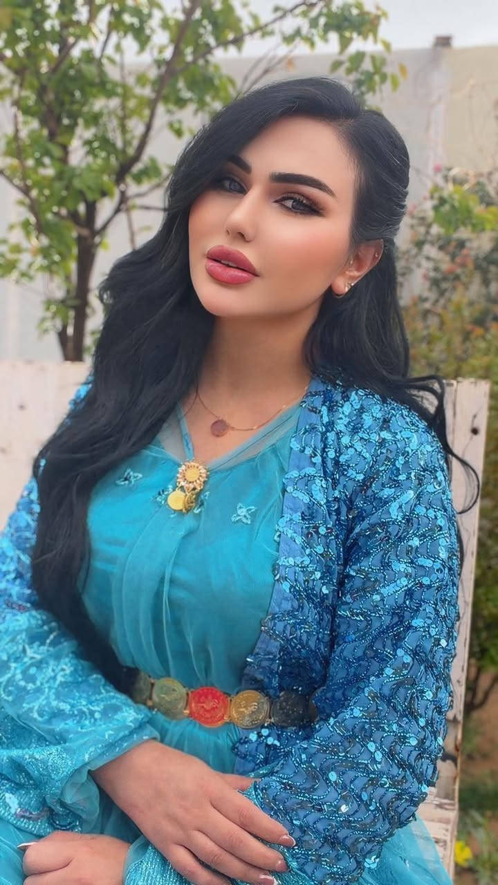 جلی کوردییەکەم مێژوویەکی زیاتر لە ٥٠ ساڵی هەیە، لە ئامۆژنمەوە ماوەتەوە و پاشان گەیشتووە بە خوشکە گەورەکەم. ئەمڕۆ، بەبۆنەی نەورۆزەوە، ئەم گەوهەرە بەنرخەم پۆشی. 💙✨
نەورۆز پیرۆز بێت لە هەمووان💎


**إذا كنت صاحب هذا الإعلان وتريد حذفه لأي سبب، رجاءا أرسل رسالة إلى الدعم الفني**