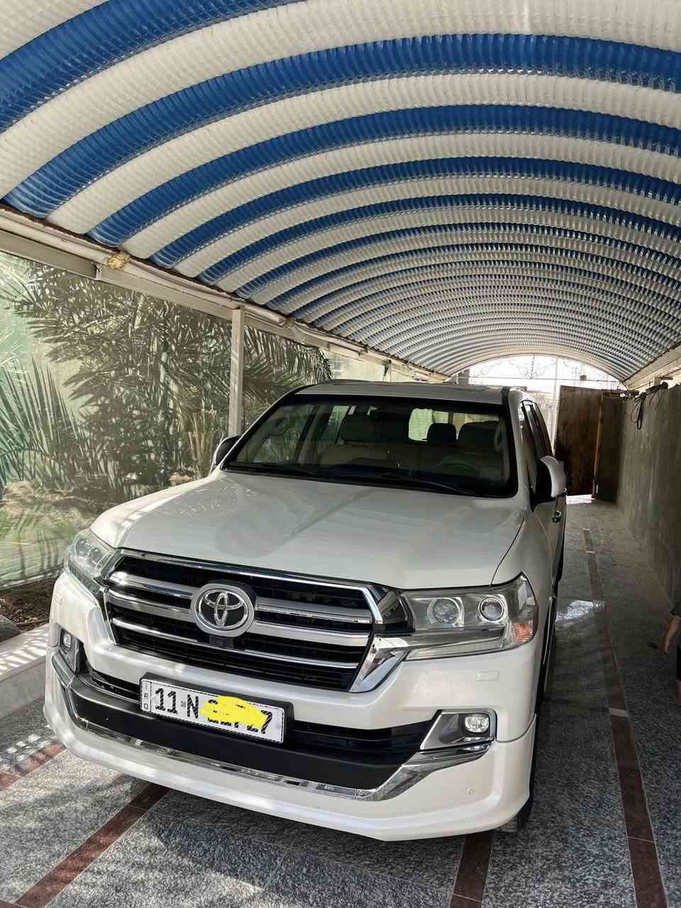 سلام عليكم للبيع لاندكروز 2017 تكمه وسنويه رقم بغداد مشروع وطني تحويل مباشر سنويه جديده 8 سلندر  4600 كفاله عامه صبغ وضربه وتبديل وفتح جديده كلش مال جناي ماشيه 150 الف حقيقي فول مواصفات  فطيم اصليه كامرات جانبيه وكامره اماميه كشنات الاماميه كهربائي كشن السايق 3 وضعيات يعني فول 1/1 وباقي المواصفات معروفه تايرات 4 دنلوب الاصلي حداده تبريد تدفئه بوضع الوكاله محرك وكير بوضع الوكاله عنوان السياره البصره السعر 470) وبيها مجال لشراي للاستفسار ***********
