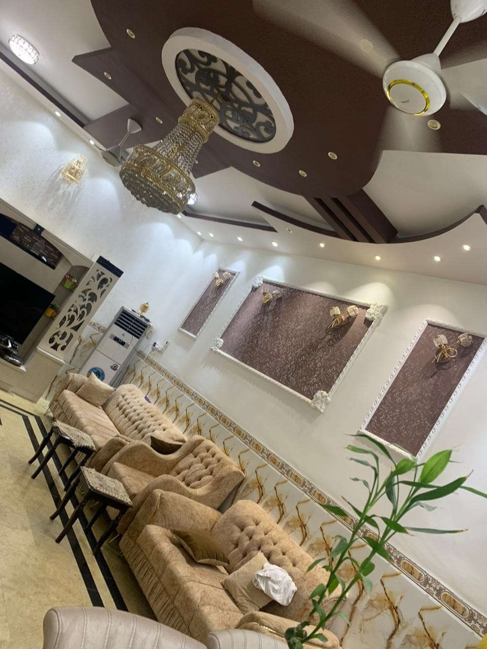 دار طابقين مسلح بناء حديث درجة اولى في التأميم حي الرياضيين قرب شارع النخيل وشارع 60 
المساحة / 300 متر طابو صرف
الوجه / 15 متر
البناء طابوق وسمنت للطابقين سنة 2020
يحتوي الدار على 6 غرف نوم
الطابق الاول يحتوي/
استقبال وصالة وغرفتين نوم ومطبخ حار وبارد ومجمع صحيات داخلية وخارجية ومناور وكراج وحديقة
والطابق الثاني يحتوي/
أربعة غرف نوم وصالة ومجمع صحيات
* ارضية الطابق الأول مرمر 
* ارضية الطابق الثاني بورسلين
* الواجهه تقطيع
* الدار جديد وجاهز للسكن 
السعر / 265 مليون قابل للتفاوض
للاستفسار 
مكتب ابو مصطفى للعقار في الرمادي حي المعلمين 
قرب فلكة الفرسان مقابل مصرف الخليج التجاري 
هاتف 
محمد  ***********
مثنى  ***********
يتوفر (واتساب) على نفس الارقام
