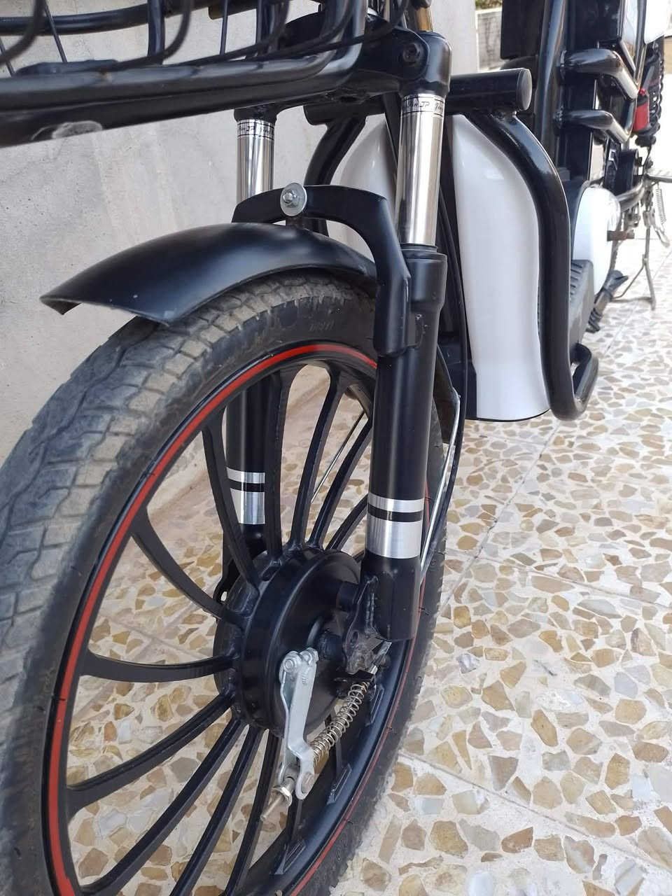 ماطور شحن للبيع مستخدم شي قليل السعر 300الف بي مجال قليل المكان قرية الذيبانية ***********
