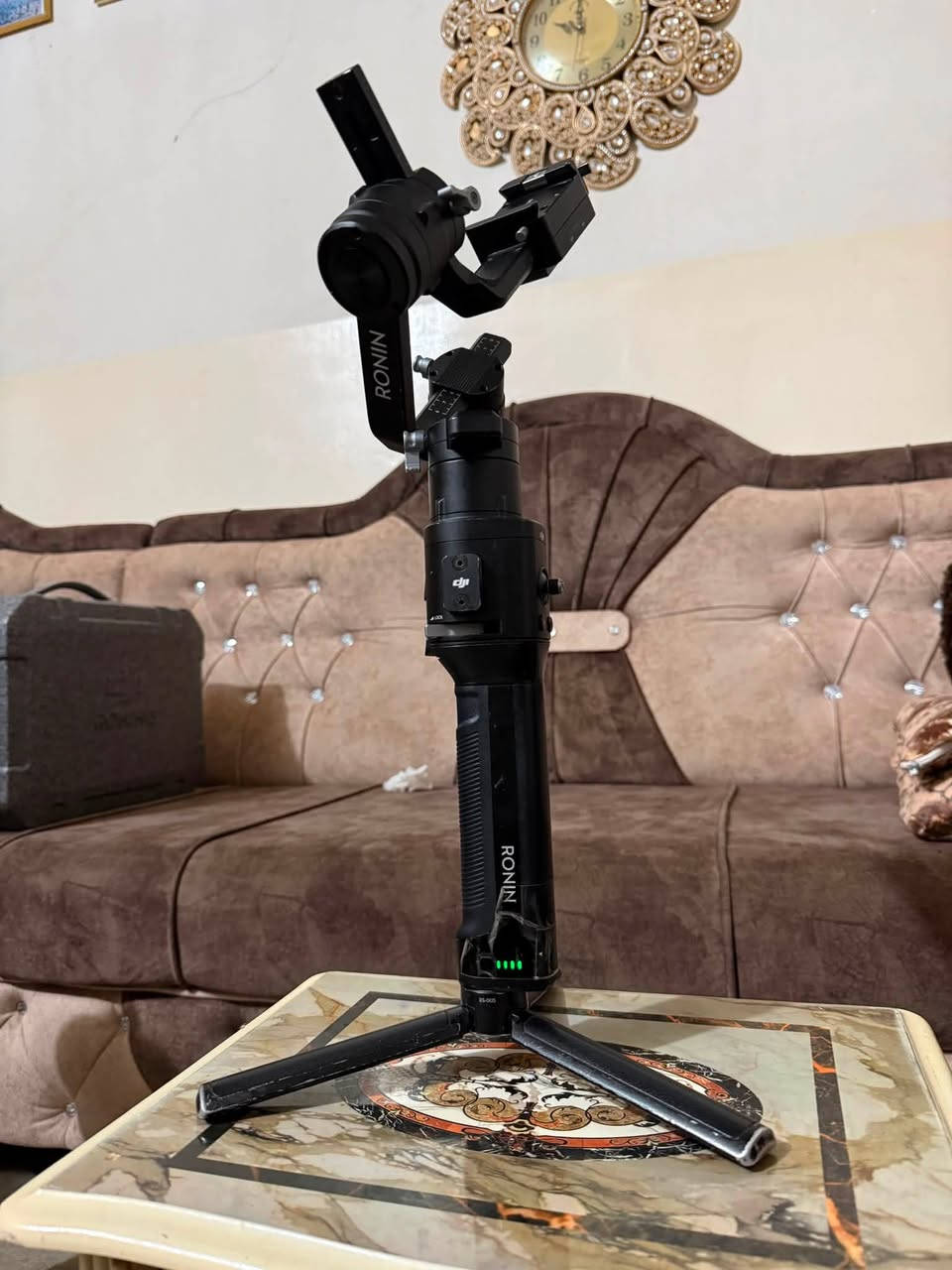 رونين S من شركة DJI
مكان/موصل/تلعفر/رقم التواصل *********** او واتساب نفس الرقم 
سعرها ٣٥٠ بيها مجال بسيط

1-أقصى حمولة (Payload): تصل إلى 3.6 كجم (مما يجعله قادرًا على حمل معظم الكاميرات مع عدسات ثقيلة).
2- أقصى سرعة تحكم: 75 كم/ساعة (عند التثبيت على منصات متحركة كالمصورة أو السيارات).
3- عمر البطارية: يعمل حتى 12 ساعة متواصلة مع بطارية
 سريعة الشحن (RB2 - 2400 mAh).
4-نظام SmoothTrack: يتيح الانتقال السلس بين حركة اليد وحركة الكاميرا في جميع المحاور (Pan, Tilt, Roll).
 5-وضع Sport Mode: يعطي استجابة فورية وسريعة جدًا للمحركات لملاحقة الأجسام السريعة.
 360 Roll (الالتفاف الكامل): إمكانية تدوير الكاميرا 36
 6-وضع الممر المائل (Underslung Mode): الانتقال بسهولة وسرعة من مستوى النظر إلى مستوى الأرض دون حجب الشاشة.
