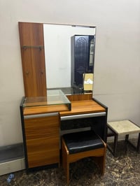 الحرية • ميز تواليت • ميز تلفزيون