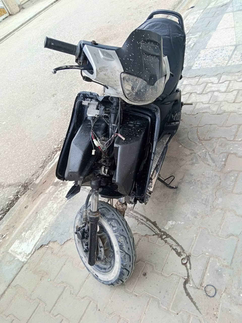 دراجه للبيع نظيفه بدون كفرات مكينته نظيفه السلف شغال بس باتري عايزه مكان نجف السعر 350 وبيه مجال ***********
