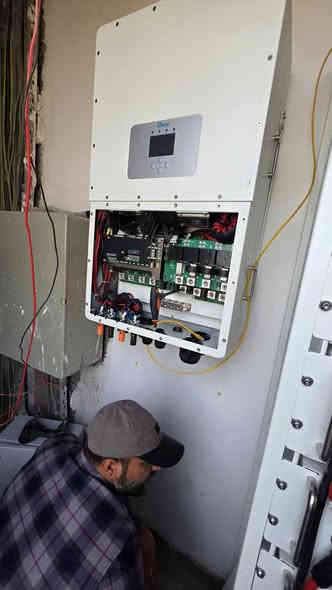 بفضل الله وحمده تم انجاز عمل تجهيز وتنصيب منظومة طاقة شمسية بدون الواح  تتكون من انفرتر high voltage 50 kw deye  وبطاريات بحجم 120 kw pro  أحدث نظام بطاريات من deye  لفندق في بغداد كمرحلة أولية  لإنتاج  ٧٠ امبير نظام ٣ فيز لمدة ٣ ساعات  بالتعاون  بتجهيز المواد  مع شركة الاساسات المتينة وتنفيذ مكتب رواد الطاقة البديلة والذكية بادراة المهندس عبدالله الدليمي  ***********
مستعدون بتجهيز وتنفيذ مختلف المنظومات المنزلية والصناعية والزراعية  Hybrid and on grid system  وبكوادر هندسية  وفنية احترافية في هذا المجال
