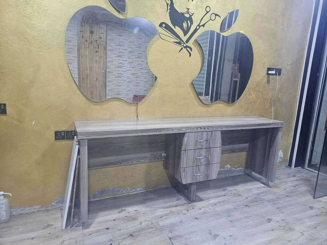 ميز اندي إيف مع مرايه عدد 2 للبيع 

التواصل  
***********
***********
