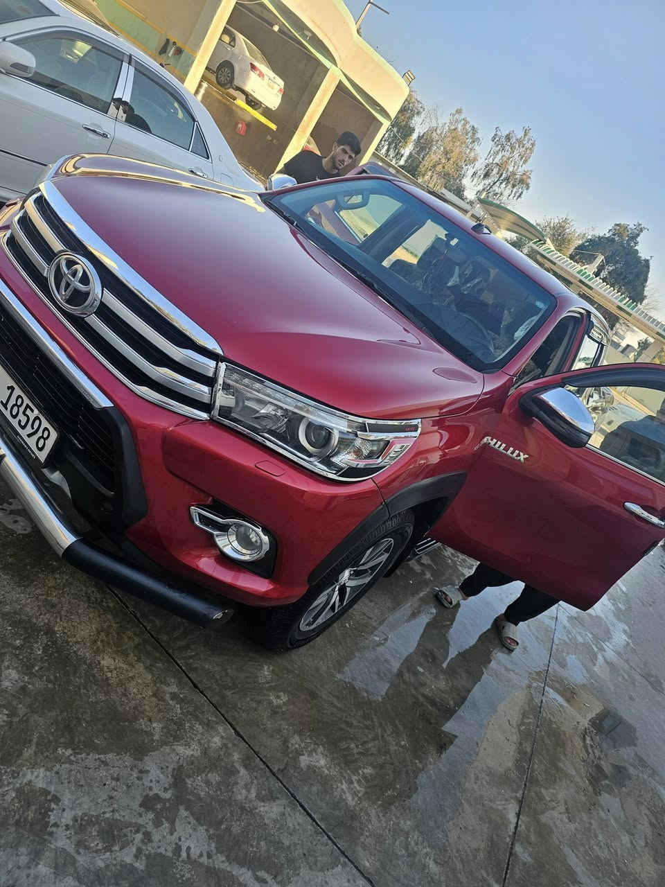 السلام عليكم  بيكم هايلوكس2018 فول مواصفات كير اوتوماتيك مكينه ديزل  (كاز) السياره مكفوله من الدعاميه للدعاميه. بيها رصعه صغيره بالبنيد  سياره فول مواصفات  بصمات تشغيل او ابواب. فور ويل  زراكات لايت  سنويه جديد رقم جديد للاستفسار ***********
