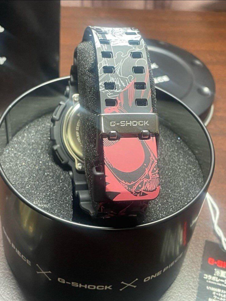 هذه ساعة Casio G-Shock x One Piece إصدار محدود، طراز GA-110JOP-1A4. 
الميزات الرئيسية:
تتميز الساعة بتصميم مستوحى من شخصية الأنمي الشهيرة مونكي دي لوفي (Monkey D. Luffy) بطل سلسلة "ون بيس".
الألوان الأساسية هي الأسود والأحمر مع لمسات صفراء.
العقرب عند مؤشر الساعة 9 مصمم على شكل قبعة القش التي يرتديها لوفي.
موديل GA-110JOP-1A4 هو ساعة تناظرية ورقمية معاً، ومقاومة للصدمات والماء حتى عمق 200 متر.
تم إصدار هذا الإصدار بالتعاون الرسمي في يوليو 2020، ونفد بسرعة كبيرة في السوق.  
الساعه ماملبوسه ابد نضافه 100
السعر 200 الف سعرهة بل الوكالة 590 دولار


**إذا كنت صاحب هذا الإعلان وتريد حذفه لأي سبب، رجاءا أرسل رسالة إلى الدعم الفني**