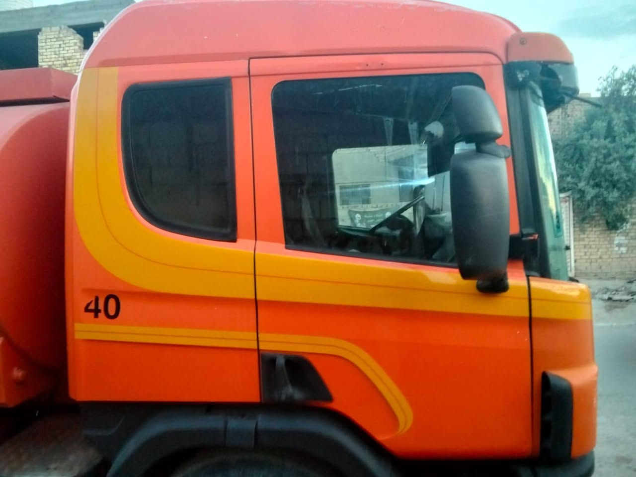 سلام عليكم سكانيه للبيع تفاصيل السياره كله داخل المنشور والرقم راعيه داخل المنشور

