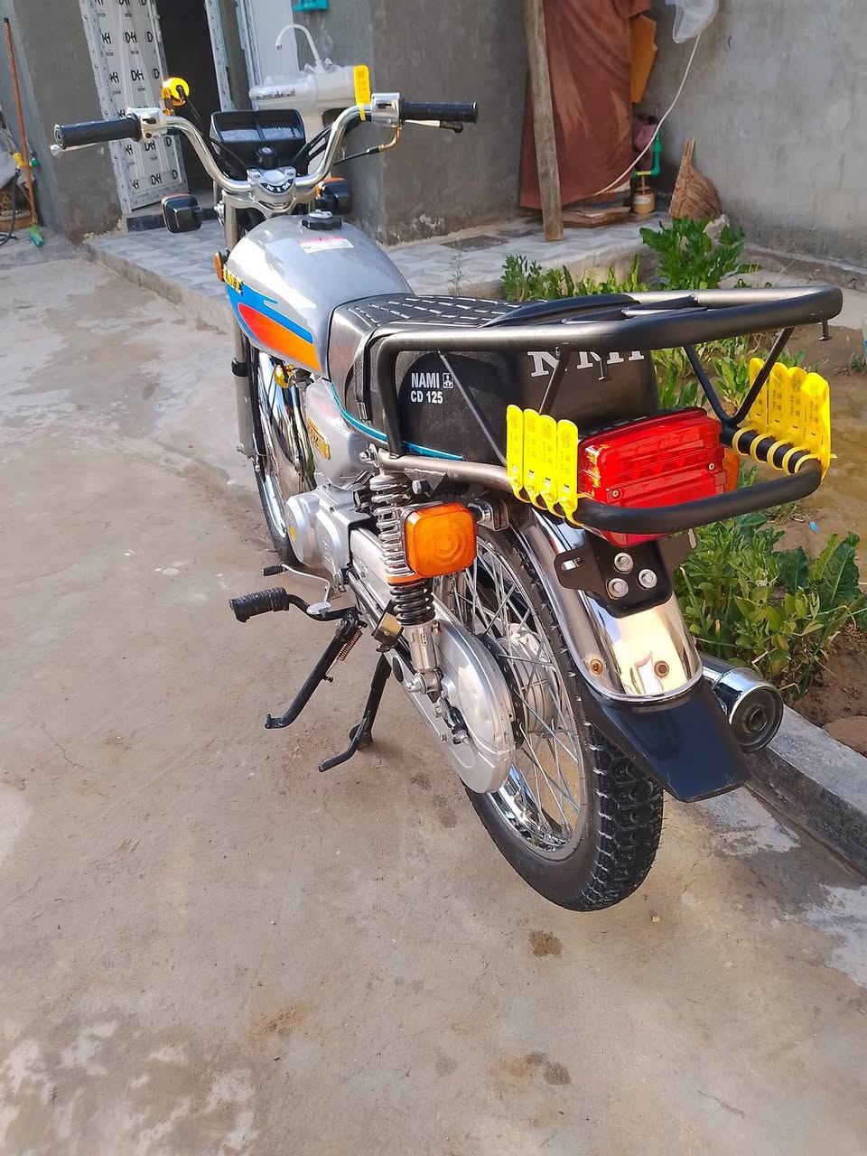 السلام عليكم دراجه حلوه جديده 
دراجه مقفوله اوراق سكنر سعر 675 
مكان بابل الحله هذا رقمي 
***********
