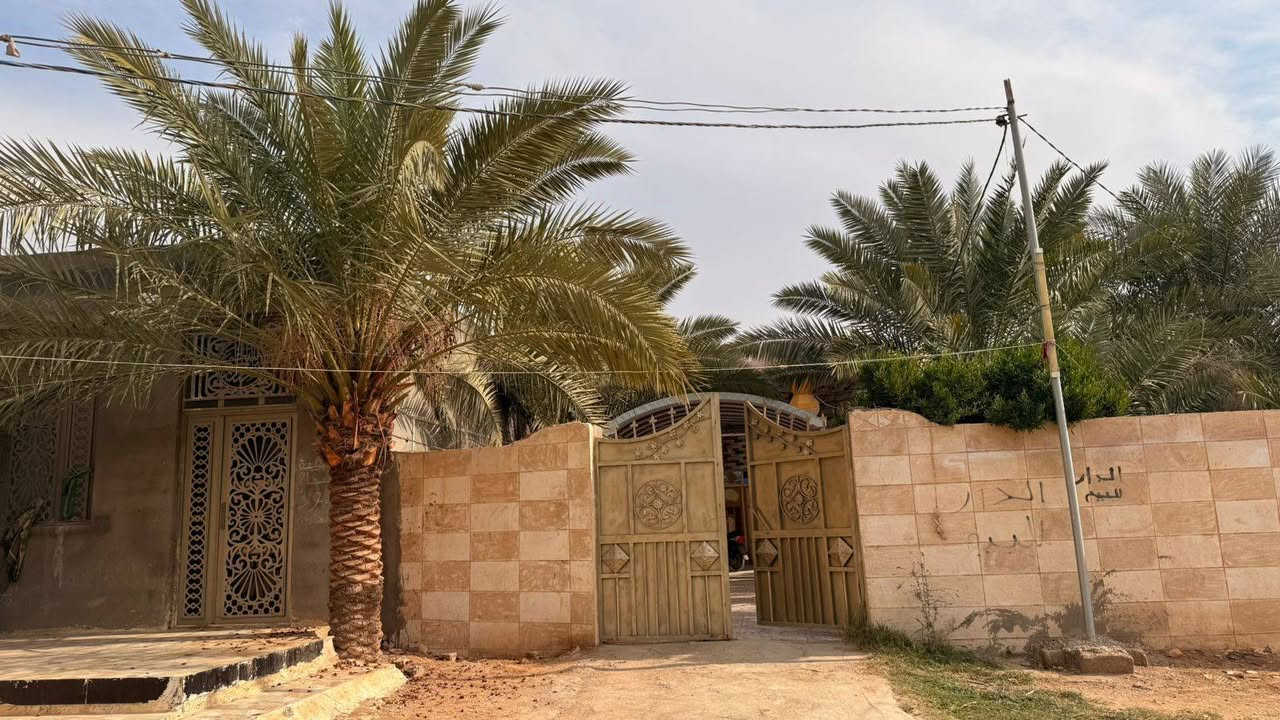 للبيع بيت سكني
📍 الموقع: النصر طريق الساجت  قرب مولد ابو ساره وحسينية نبيل الجبوري مقابل سيد سلطان
🏠 المساحة: 500 متر 
🧱 البناء: (طابق/ حديث
🛏 عدد الغرف: 3 غرف نوم ومطبخ ومخزن خارجي ودوانية خارجيه طولها 13 متر
🛁 الحمّامات: اثنين
🚗 كراج سيارة موجود
💡 خدمات كاملة (ماء، كهرباء،)
✨ البيت نظيف وجاهز للسكن

💰 السعر:  الاتصال ع الرقم
***********
