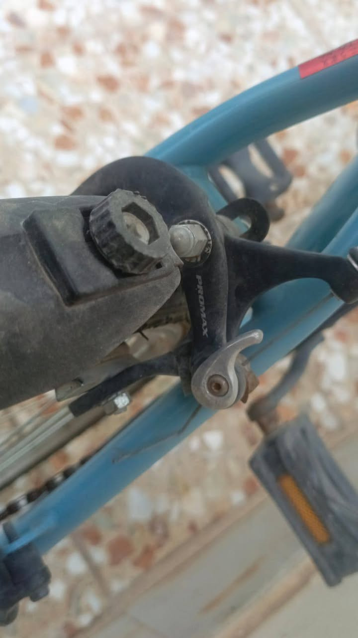 بايسكل ALTGE الياباني
الشركه المصنعه oTOM CORPORATION 

 بايسكل لون سمائي 

 يحتوي عله شخوط خفيفه بسبب انه كان مخزن 

نضافت الشه 85 %

صناعه ياباني 

الشه حديد مخفف بتك ايد تشيله 
 
وياله فضي مع تاير خلفي جديد
 
Tools 

ابيريكات من شركت pro mix 

مدعوم البايسكل من Shimono 

البايسكل من سبع غيارات 

Problems 

انو السرج مايتعلى لاكثر ولا اقل 

the price 

110 وبيه مجال 

مكان بغداد تقاطع درويش 
للاتصال 
***********
