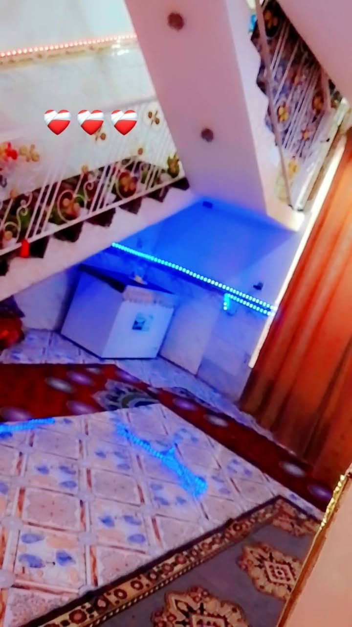 السلام عليكم ورحمة الله وبركاته
بيت للبيع مساحه 190 البيت يتكون الطابق الأول غرفة نوم +هول +مطبخ حار وبارد وحمام 
صحيات خارجية 
الطابق الثاني غرفتين نوم +هول+صحيات بيتونه سطح البيت بناء حديث 2022
ع الشارع مدارس+مستوصف قريب ع الحولي مجاري كهرباء مولد نت ضوءي
 نتصال على الرقم *********** ثاني ***********
