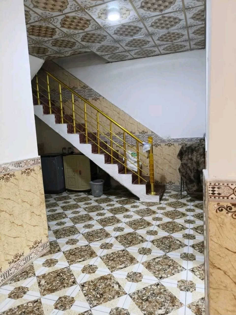 بيت في  الصالحية قرب الحسينه الرضويه  للبيع مساحه ١٥٠ متر غرفتين مطبخ ودوانيه وهول سعر ٧٥ وبي مجال 
***********

