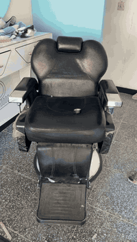 غراض مستعمله للبيع نظافه ٩٩بالميه كراسي ومرايات بغداد حي القاهره ٠٧٧٢٢...