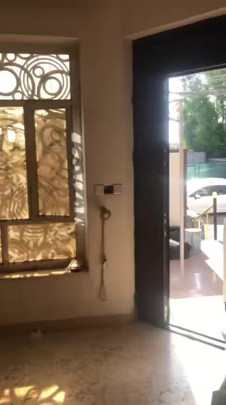 سلام عليكم يوجد دار للايجار طابقين موقع حي الجامعه شارع ٦٦ قرب مخازن الاستفسار مكتب ابو احمد ***********
