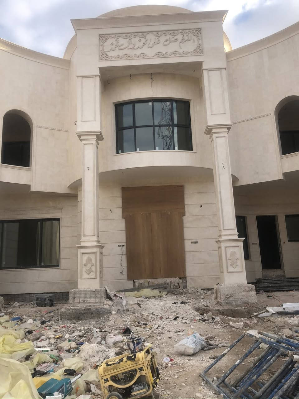 السلام عليكم عمل واجهات مرمر بأئدق التفاصيل والديكورات الكلااسك والمودرن والروماني وديكورات داخلي مادة العمل لحيم وسيم نحاس وخبط او ميكانيك استفسار ***********
