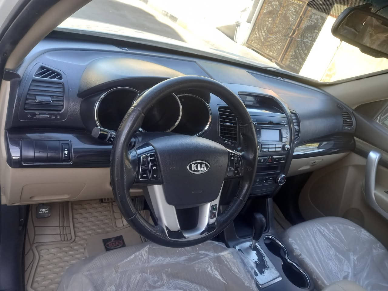 سورنتو خليجي موديل 2012اللون ابيض رقم سليمانيه 7راكب 3قطع تبريد جديد مكينة دوش جيده تحكمات استيرن  بصمة تشغيل وبصمة ابواب مري شفط+اشاير مري تخم تاير جيد جدا وهناك مواصفات اخرى السياره مال بيت عندي منذ 5سنوات على ايدي السياره للبيع او مراوس بسورنتو احدث مكان السياره في قضاء العزيزيه موبايل ***********//***********
