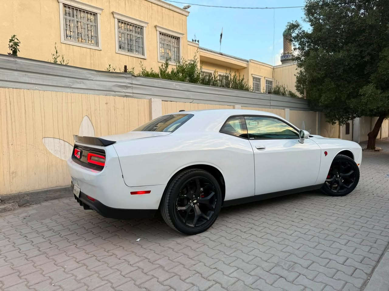 السلام عليكم

جالنجر 2015 SXT
وارد كندي بدون ايرباك بدون لغد وبدون شاصي
بيها قطعتين صبغ الجاملغ الامامي جهة السايق والجاملغ الخلفي عكس السايق
السيارة كاملة مناقصها شي
تخم تاير جديد
صدر جديد
عليها ادامة كاملة لمنظومة البانزين
السيارة ماشية 150 الف كيلو
مكانها بغداد
السعر 140
***********
