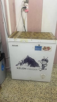 مجمده للبيع حجم وسط نوعيه KELON نضيفه جدا وتبريدها قوي وماداخله للتصيل...