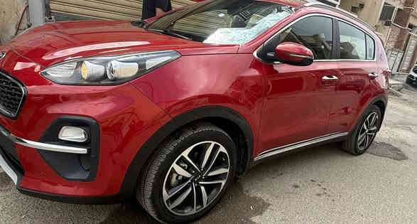 السلام عليكم 
للبيع كيا سبورتج 2021 خليجي نظيفة السيارة مال بيت ماشيه 42 الف كيلو محرك 2.0 
مواصفات : 
بصمه 
كشنات كهرباء 
شاشة كبيره 
كامرة خلفية 
حساس امامي + خلفي 
كشنات جلد 
تحكم ستيرن 
مثبت سرعه 
مري شفط كهربائيه مع البصمه 
داريف مود 3 وضعيات 
قطعتين تبريد 
سياره نظيفه بدون صبغ بيها فقط بارد بل جاملغ الايمن اقل من شبر 
السعر 20،000$ للاستفسار ***********
مكاني بغداد الوزيريه
